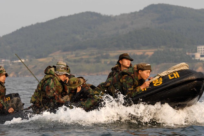 6 binh sỹ đặc nhiệm của Hàn Quốc ngồi trên một chiếc xuồng máy cao su cao tốc